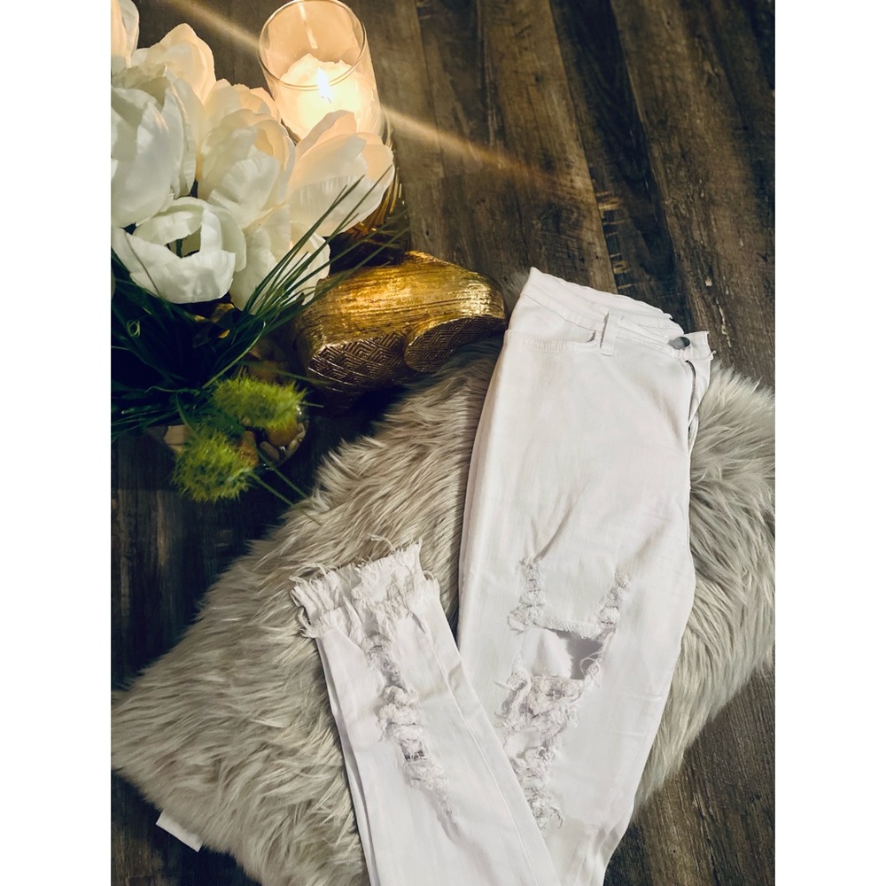 White,tight legged jeans with rips
